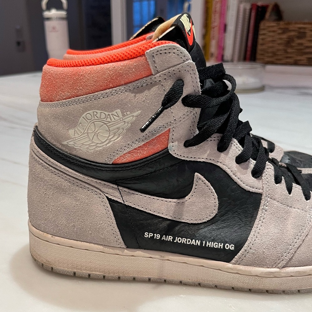 Air Jordan 1 Retro High OG Neutral Grey w Hyper Crimson, size 14, good condition